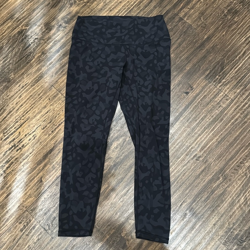 💖 Lululemon Size 6 Cropped black leopard or animal print leggings